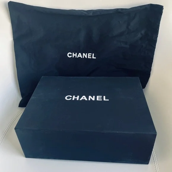 Chanel Navy and Gold woven boy bag with COA and full inclusion - Picture 15 of 15